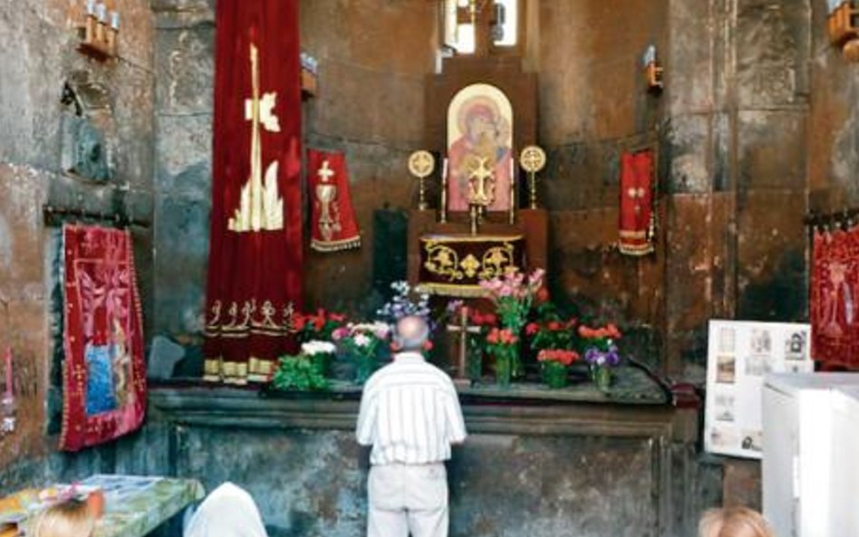 ?Skromny ołtarz, krzyż, fresk i obraz patrona, czyli religijny minimalizm