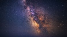 Najnowsze badania potwierdzają jedną z teorii dotyczącą źródła poświaty w centrum Drogi Mlecznej / z