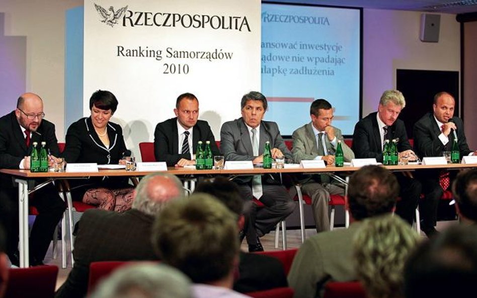 Uczestnicy debaty zastanawiali się, jak samorządy mają dalej finansować inwestycje, nie popadając w 