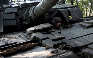 Czołgista 93. Brygady Zmechanizowanej „Chłodnyj Jar” podczas szkolenia wojskowego w pobliżu linii fr
