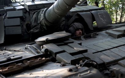 Czołgista 93. Brygady Zmechanizowanej „Chłodnyj Jar” podczas szkolenia wojskowego w pobliżu linii fr