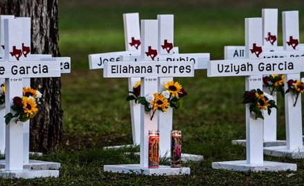 Upamiętnienie ofiar masakry w szkole w Uvalde