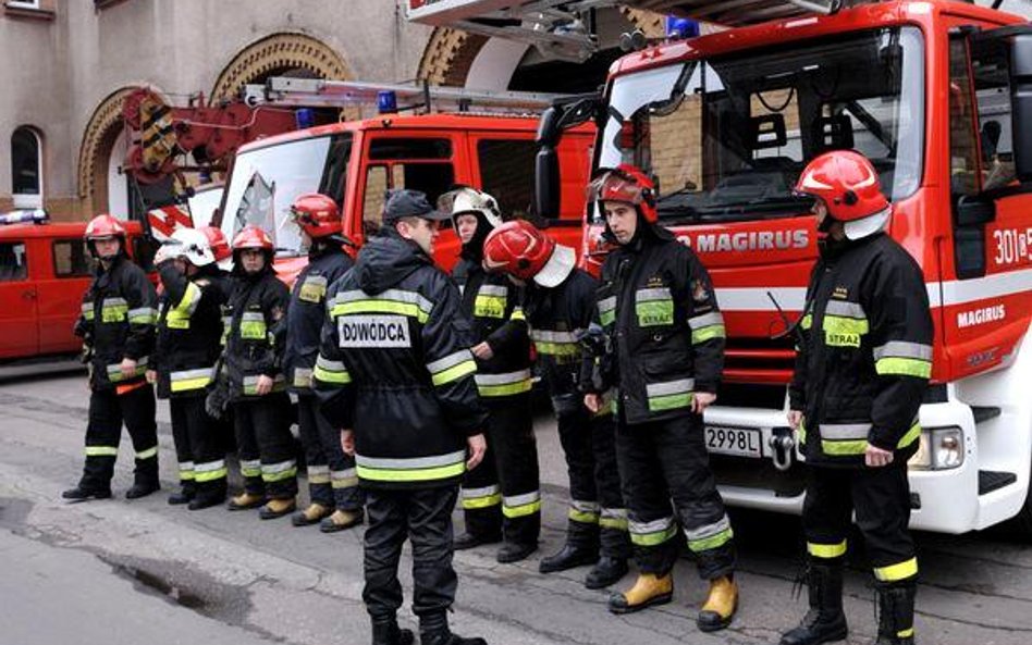 Strażak służy dłużej za darmo