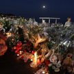 Ludzie zapalają znicze w miejscu, w którym doszło do masakry w Nicei