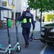 Interwencje straży miejskiej obejmują w stolicy m.in. usuwanie hulajnóg blokujących chodniki czy prz