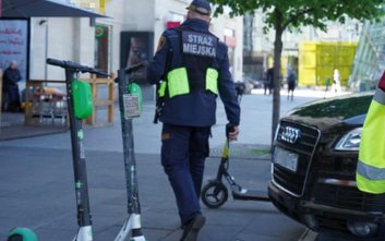Interwencje straży miejskiej obejmują m.in. usuwanie hulajnóg blokujących chodniki czy przejścia.