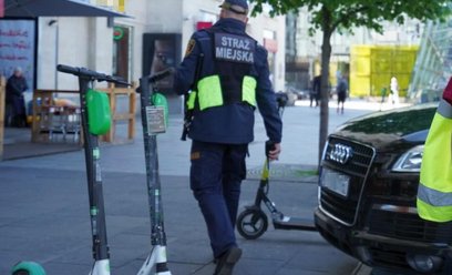 Interwencje straży miejskiej obejmują w stolicy m.in. usuwanie hulajnóg blokujących chodniki czy prz