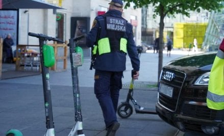 Interwencje straży miejskiej obejmują w stolicy m.in. usuwanie hulajnóg blokujących chodniki czy prz