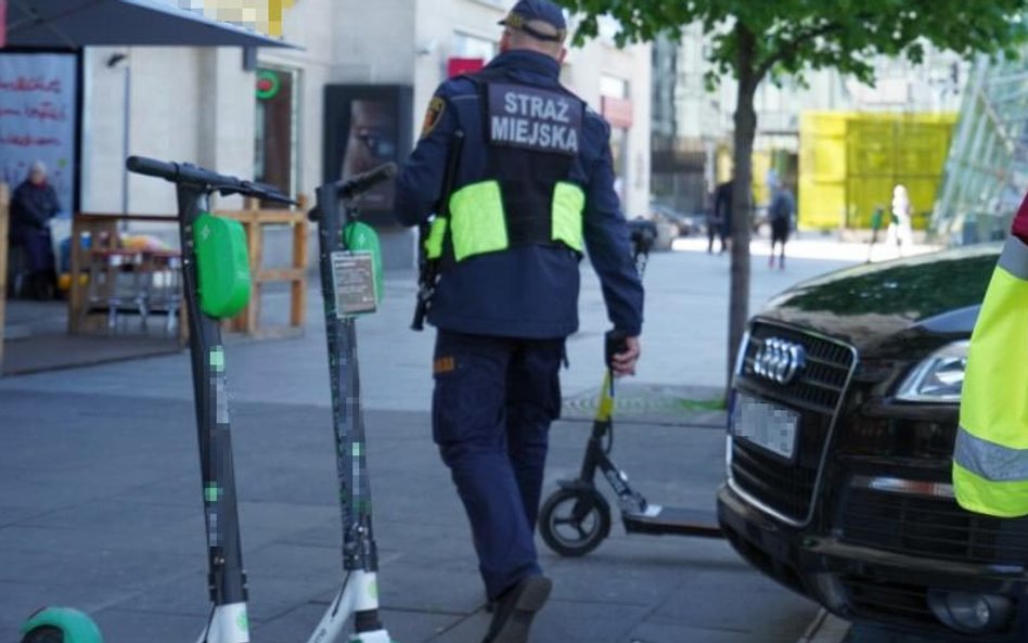 Interwencje straży miejskiej obejmują m.in. usuwanie hulajnóg blokujących chodniki czy przejścia.
