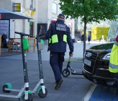 Interwencje straży miejskiej obejmują m.in. usuwanie hulajnóg blokujących chodniki czy przejścia.