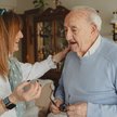 Bon senioralny ma pomóc członkom rodziny, którzy muszą godzić pracę zawodową z opieką nad starszymi 