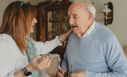 Bon senioralny ma pomóc członkom rodziny, którzy muszą godzić pracę zawodową z opieką nad starszymi 