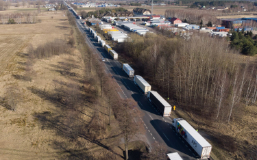 14 marca, kolejka tirów do polsko-białoruskiego przejścia granicznego w Koroszczynie
