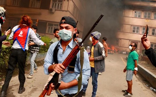 Mimo wycofania się rządu z decyzji o wyłączeniu w kraju mediów społecznościowych, protesty nie ustał