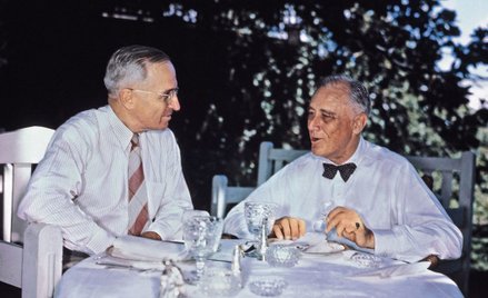Harry Truman (z lewej), będąc wiceprezydentem od stycznia do kwietnia 1945 r., widział Roosevelta tr