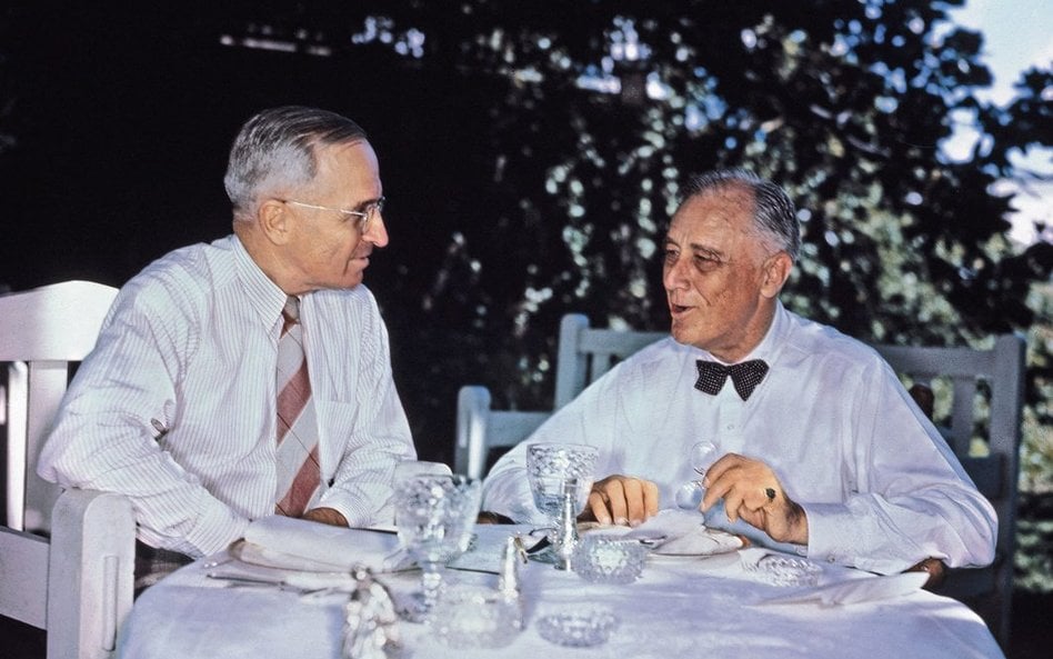 Harry Truman (z lewej), będąc wiceprezydentem od stycznia do kwietnia 1945 r., widział Roosevelta tr