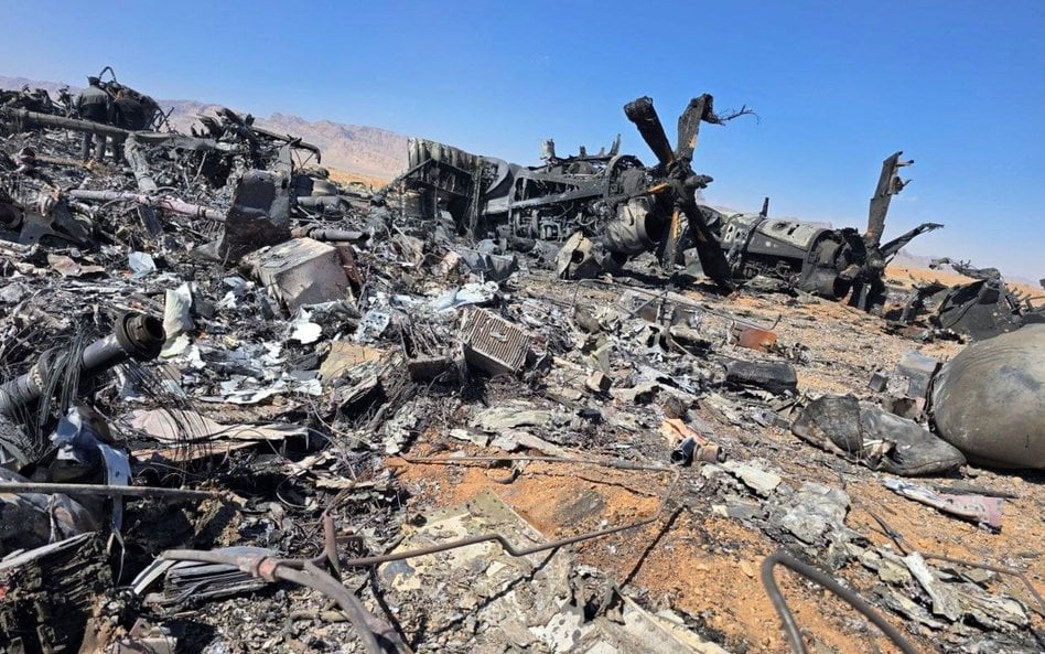 Szczątki amerykańskiego samolotu wojskowego i śmigłowca w prowincji Isfahan w Iranie