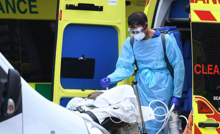 Wielka Brytania: Prawie 900 zgonów. Liczba ofiar epidemii przekroczyła 8 tysięcy