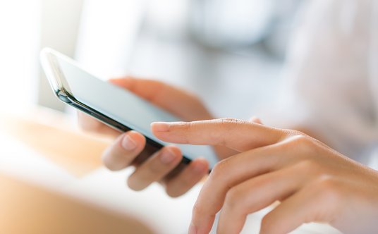 W smartfonach najwięcej energii zużywa wyświetlacz, to on powoduje szybkie rozładowywanie baterii ur