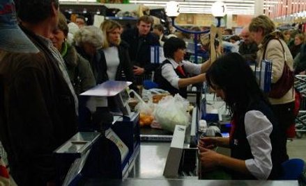 Hipermarket zapłaci za niedyskretną kontrolę