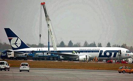 Boeing 767, który we wtorek lądował awaryjnie w Warszawie, do wczoraj wieczorem zajmował jeden z pas