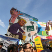 Protest przeciwko sankcjom przed gmachem dawnej ambasady USA w Teheranie
