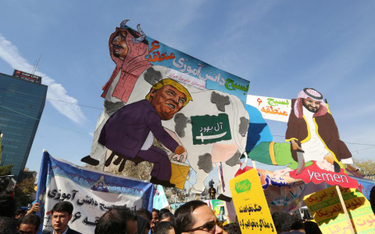 Protest przeciwko sankcjom przed gmachem dawnej ambasady USA w Teheranie