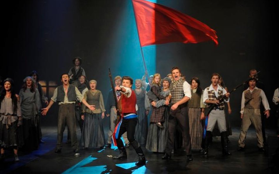Finał I aktu „Les Misérables” przynosi muzyczny przebój „Jeszcze dzień” śpiewany przez cały zespół