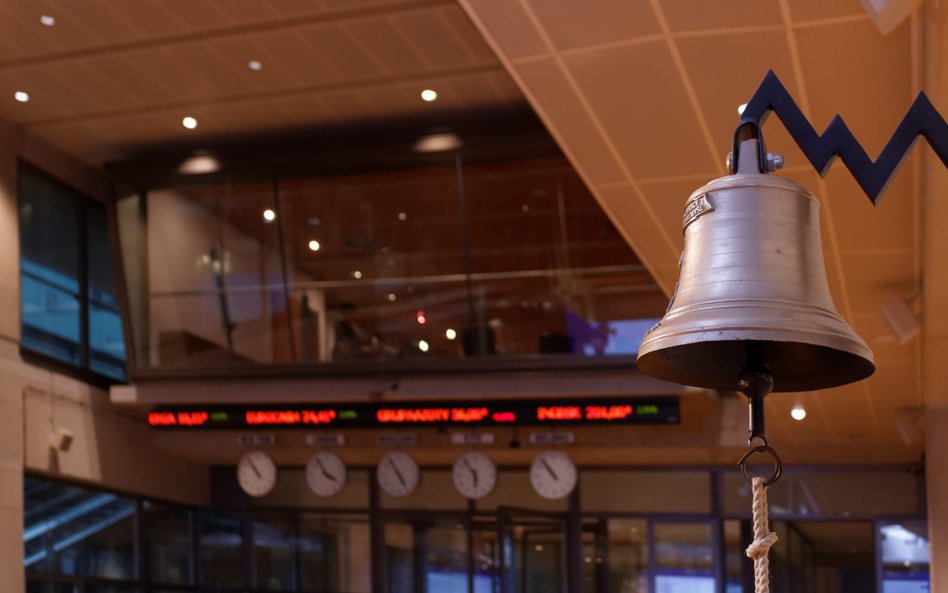 Dzwon w sali notowań Giełdy Papierów Wartościowych w Warszawie. Fot. shutterstock