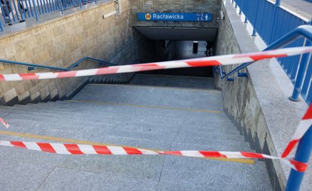 Zamknięta wejście na stację metra M1 Racławicka w Warszawie