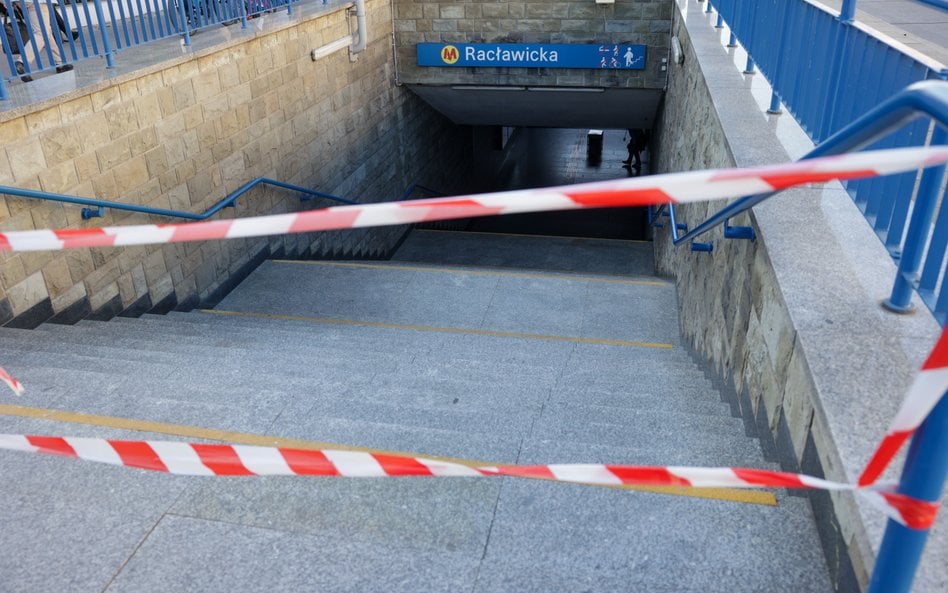Zamknięta wejście na stację metra M1 Racławicka w Warszawie