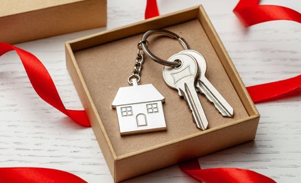 Mieszkanie w darowiźnie dla dziecka: wizyta u notariusza, koszty, podatki, odwołanie darowizny