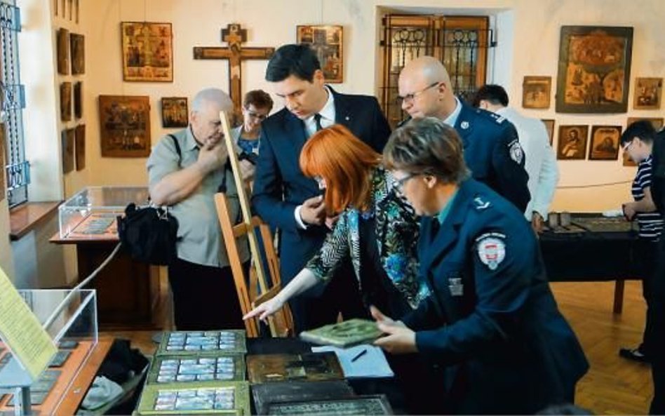 Celnicy przekazują odzyskane ikony do Muzeum Południowego Podlasia.