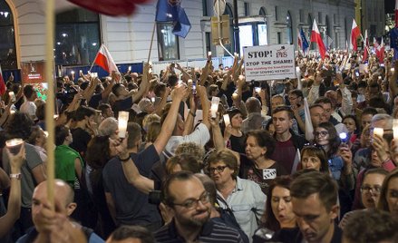 Lipcowe protesty na Krakowskim Przedmieściu