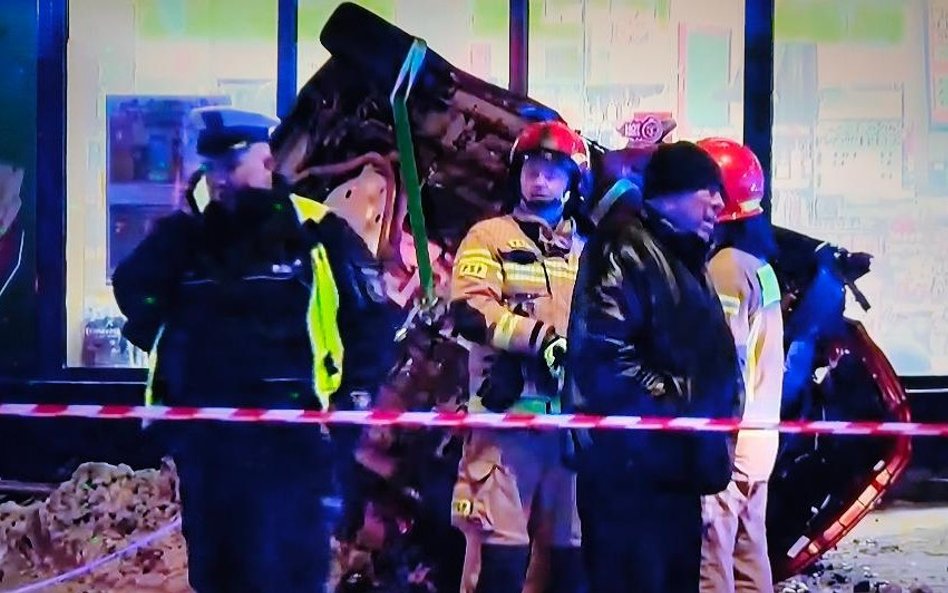 Kierujący Fordem, wykonując manewr skrętu w lewo z ulicy Zamienieckiej, doprowadził do kolizji z Toy