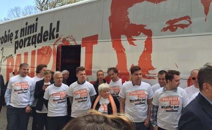 Wolontariusz Janusza Palikota na tle jego nowego autobusu