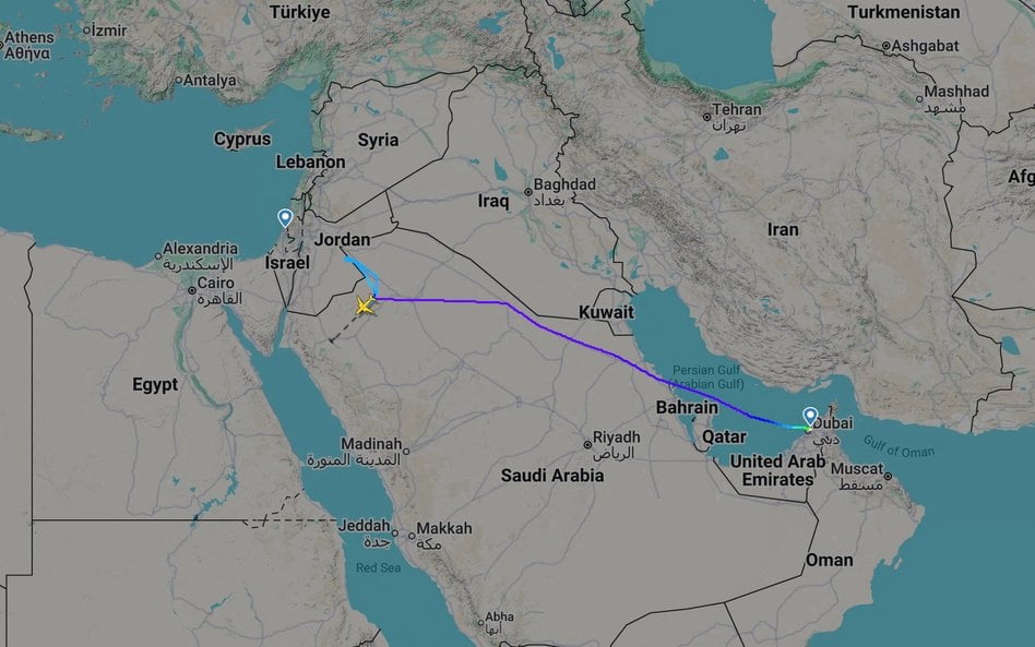 Zrzut ekranu z Flightradar24 przedstawia lot flydubai do Izraela, który został przekierowany do Arab