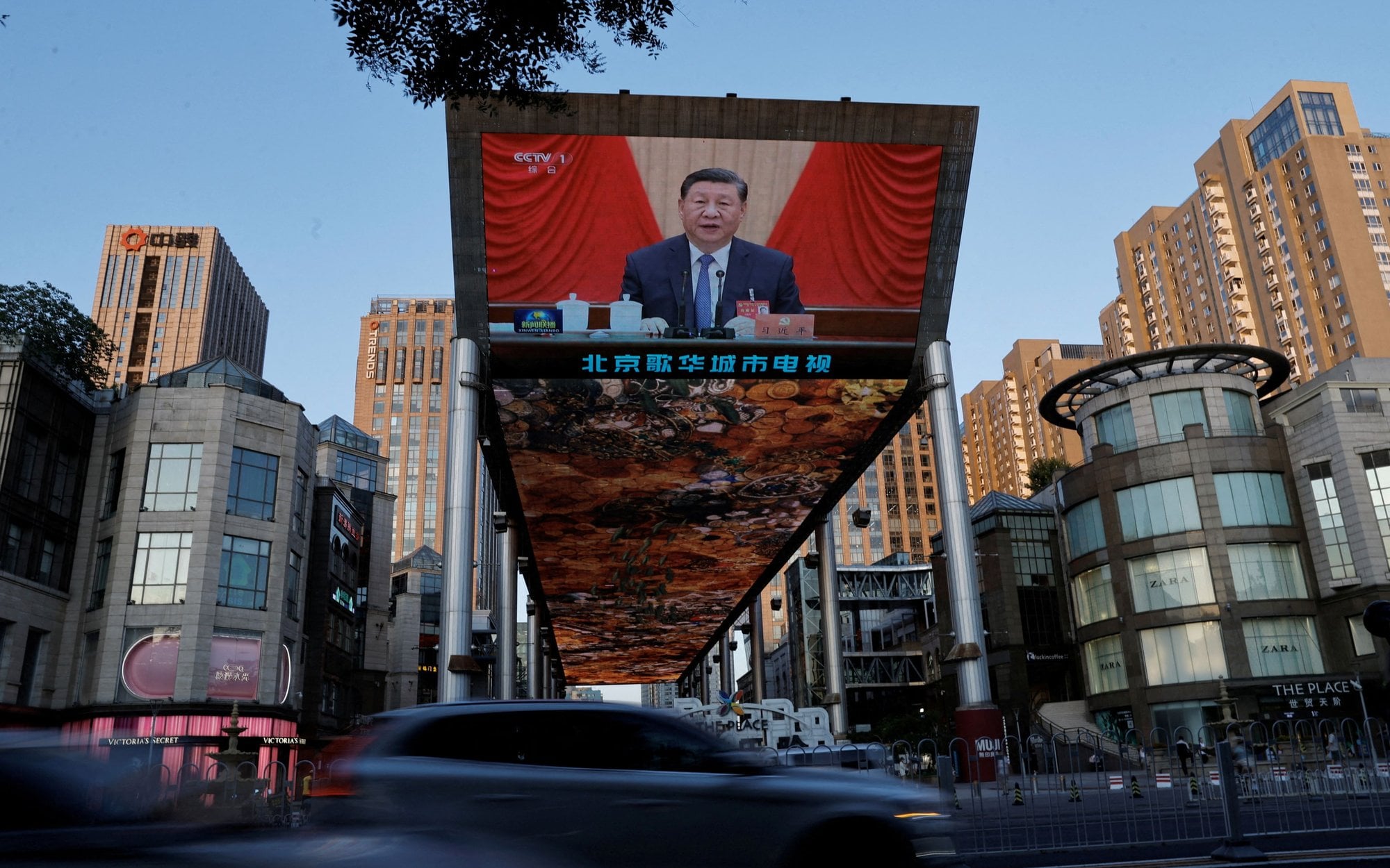 „Lufa karabinu musi słuchać partii”. Xi Jinping zacieśnia kontrolę nad armią