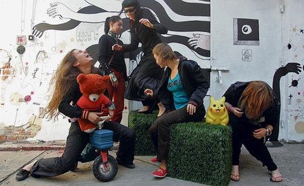 Członkinie Centrum Działań Twórczych 1500 nie tracą zapału i humoru. Na zdjęciu, oprócz zabawek, wid