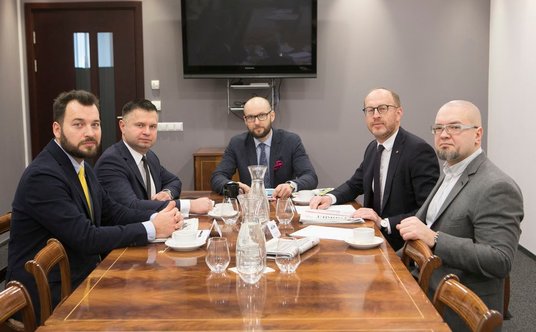 Piotr Arak,prezes Polskiego Instytutu Ekonomicznego (pierwszy z lewej), Piotr Bujak, główny ekonomis