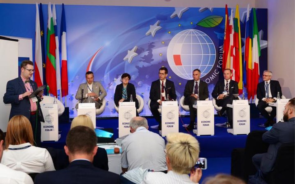Sztuczna inteligencja i robotyzacja przyniesie rewolucyjne zmiany – przyznali uczestnicy dyskusji „R