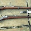 Na górze karabin Werndl wzór 1867 wraz z bagnetem, na dole karabinek wzór 1873/77