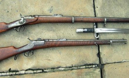 Na górze karabin Werndl wzór 1867 wraz z bagnetem, na dole karabinek wzór 1873/77