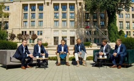 Uczestnicy debaty o OKI, która odbyłą się przed siedzibą Ministerstwa Finansów (od lewej): Michał Pi