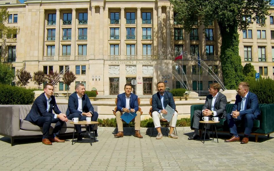 Uczestnicy debaty o OKI, która odbyłą się przed siedzibą Ministerstwa Finansów (od lewej): Michał Pi