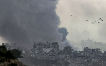 Widok z południowego Izraela w pobliżu granicy ze Strefą Gazy. Kłęby dymu po izraelskim ataku na pół