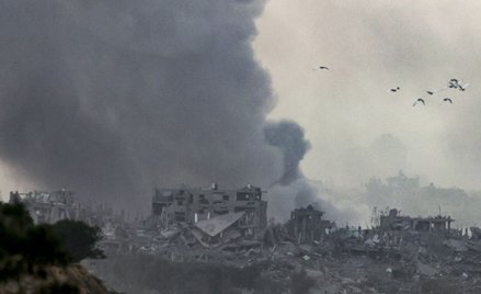 Widok z południowego Izraela w pobliżu granicy ze Strefą Gazy. Kłęby dymu po izraelskim ataku na pół