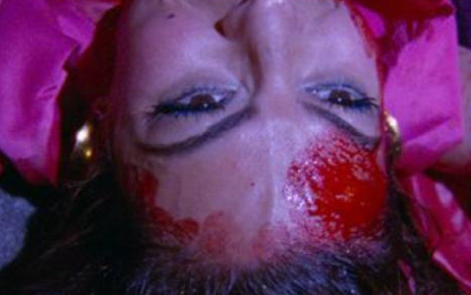 Piękna Eva Mendes (Cat) też musiała ociekać krwią