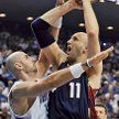Marcin Gortat (z lewej) i środkowy Cleveland Zydrunas Ilgauskas