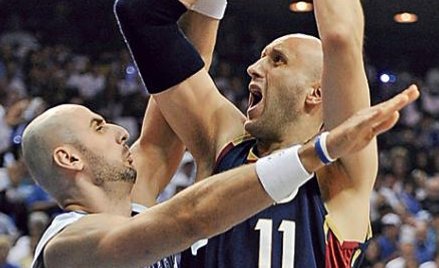 Marcin Gortat (z lewej) i środkowy Cleveland Zydrunas Ilgauskas